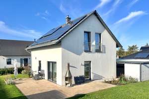 Modernes und energieeffizientes EFH unweit der Ostsee mit ca. 115 m² Wfl. auf 746 m² großem Grdst.! – Die vollständige Adresse der Immobilie erhältst du vom Anbieter., 18236 Kröpelin – Vorschaubild 1