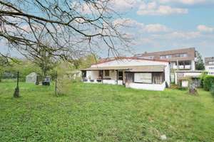 Freistehendes Einfamilienhaus mit Doppelgarage