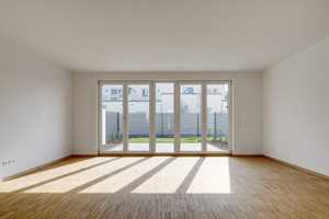 Benrath: Townhouse mit EBK, Terrassen und kleinem Garten in Rheinnähe – Leitenstorfferstr. 15a, 40597 Düsseldorf – Vorschaubild 1