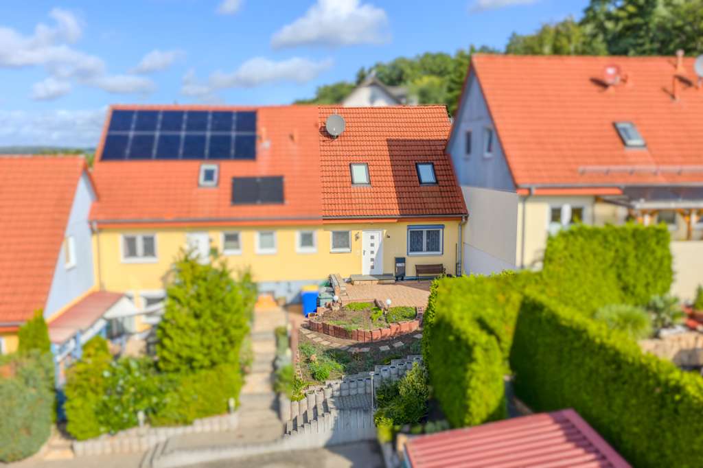 Immobilie in Weimar (Lahn) - ++ KRAG Immobilien ++ Kompaktes Familienhaus mit Terrasse, Freisitz, Garten und viel Nutzfläche - Bild 1