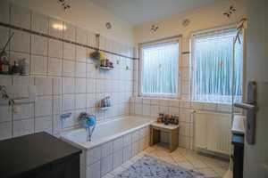 Raumwunder mit großem Garten und wohnlichem Keller! – Steinburg (Kreis) – Vorschaubild 22