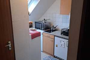 Freie 1-Zimmer-DG-Wohnung in Karlsruhe mit Tiefgaragenstellplatz – Lessingstraße 68, 76135 Karlsruhe – Vorschaubild 2