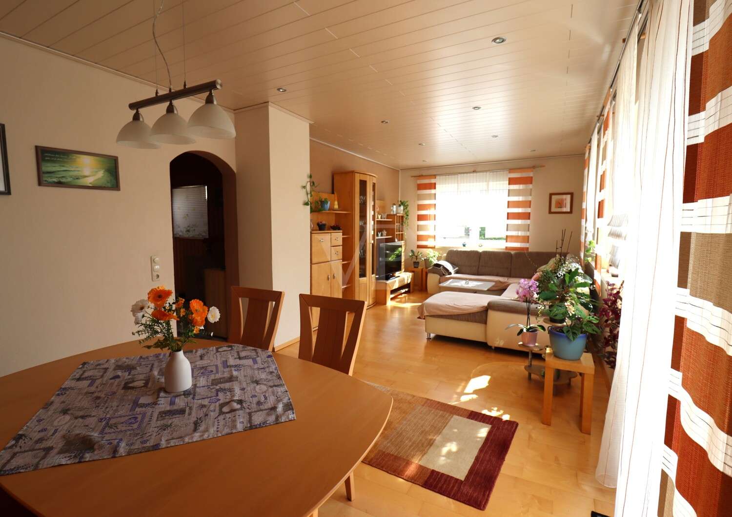 Immobilie in Lehrberg - Wohnen auf dem Land - Großzügiges Zweifamilienhaus mit 2 Garagen und gepflegtem Garten - Bild 4