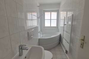 Zentral & ruhig mit Blick ins Grüne: Helle 2 Zimmer + Einbauküche + Laminat + Bad mit Fenster – Wollenweberstraße 8, 18055 Stadtmitte, Rostock – Vorschaubild 2