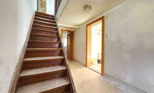 Großes Einfamilienhaus mit Garage, Terrasse und Garten