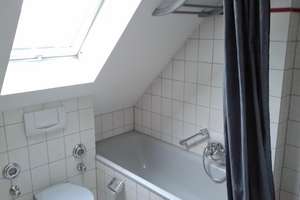 2,5-Zimmer-Maisonette mit Galerie und Balkon nahe Städt. Klinikum – Einbauküche (Bora, Miele, Neff)