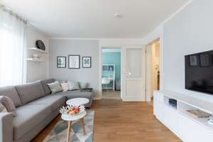 Stilvoll möblierte und helle 2-Zimmer-Wohnung mit Balkon und TG-Stellplatz in Bestlage