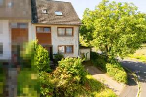 Rösrath - Zentrumsnähe:
Reihenendhaus in ruhiger und gewachsener Wohnlage sucht neue Familie! – Die vollständige Adresse der Immobilie erhältst du vom Anbieter., 51503 Rösrath – Vorschaubild 1