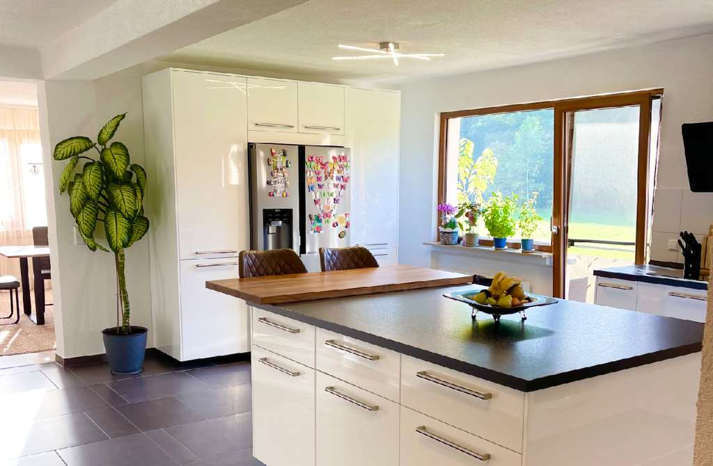 Immobilie in Enzklösterle - Stilvolles Wohnen mit Blick ins Grüne – großzügige Wohnung mit zwei Balkonen - Bild 2