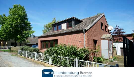 Bild von Einfamilienhaus mit viel Nutzfläche und zwei Garage