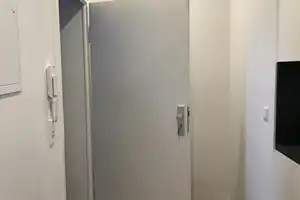 **Sanierte, exklusive 3-Zimmer-Wohnung mit Einbauküche und Balkon** – Fenskestraße 20, 30165 Hannover – Vorschaubild 4
