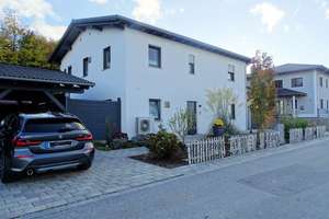 Top 1-2 Familienhaus A+ mit hochwertiger Außenanlage und großen Carport – Die vollständige Adresse der Immobilie erhältst du vom Anbieter., 94428 Eichendorf – Vorschaubild 1