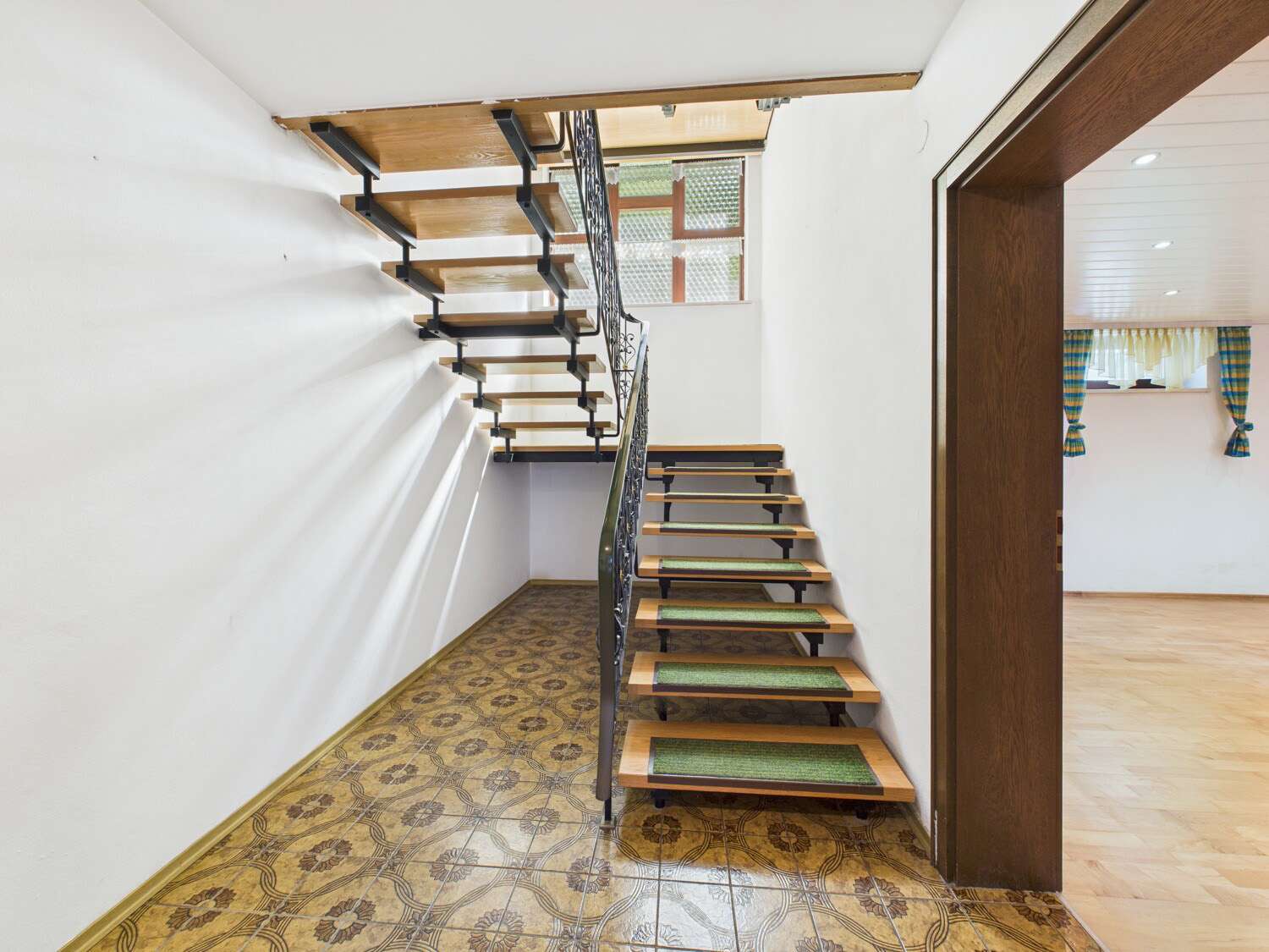 Immobilie in Weng - Großzügiges Einfamilienhaus mit idyllischem Garten und PV-Anlage zwischen Landshut & Straubing - Bild 4