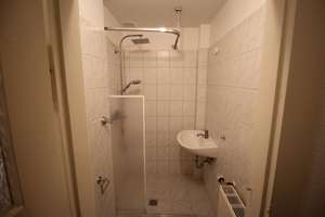 EXKLUSIV ALTBAU IM ANBAU/INNENHOF KOMPLETT LAMINAT 1.OG WEIßES DUSCHBAD GROßE KÜCHE RUHIG GERRESHEIM – Die vollständige Adresse der Immobilie erhältst du vom Anbieter., 40625 Gerresheim, Düsseldorf – Vorschaubild 6
