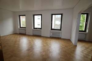 *Stilvoll wohnen mit Haus-im-Haus-Gefühl – Exklusive Altbauwohnung 160 m² -  mit EBK und Balkon*
