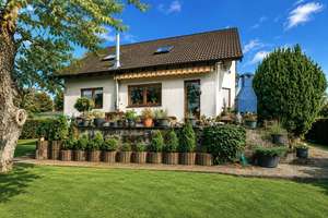 Modernes Einfamilienhaus (Massivbau) mit PV-Anlage auf großem Grundstück