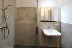 BARRIEREFREIE WOHNUNG MIT TERRASSE & GEMEINSCHAFTSGARTEN - TG-STELLPLATZ - IDEAL FÜR EINE FAMILIE – Rudower Str. 44 gg, 12524 Altglienicke, Berlin – Vorschaubild 9