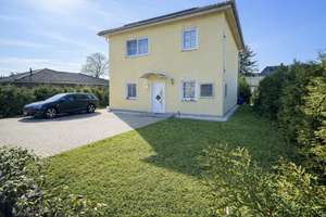 Berlin-Biesdorf: Stilvolle Stadtvilla auf 490 m² GST inkl. Terrasse & Garten in ruhiger Wohnlage !