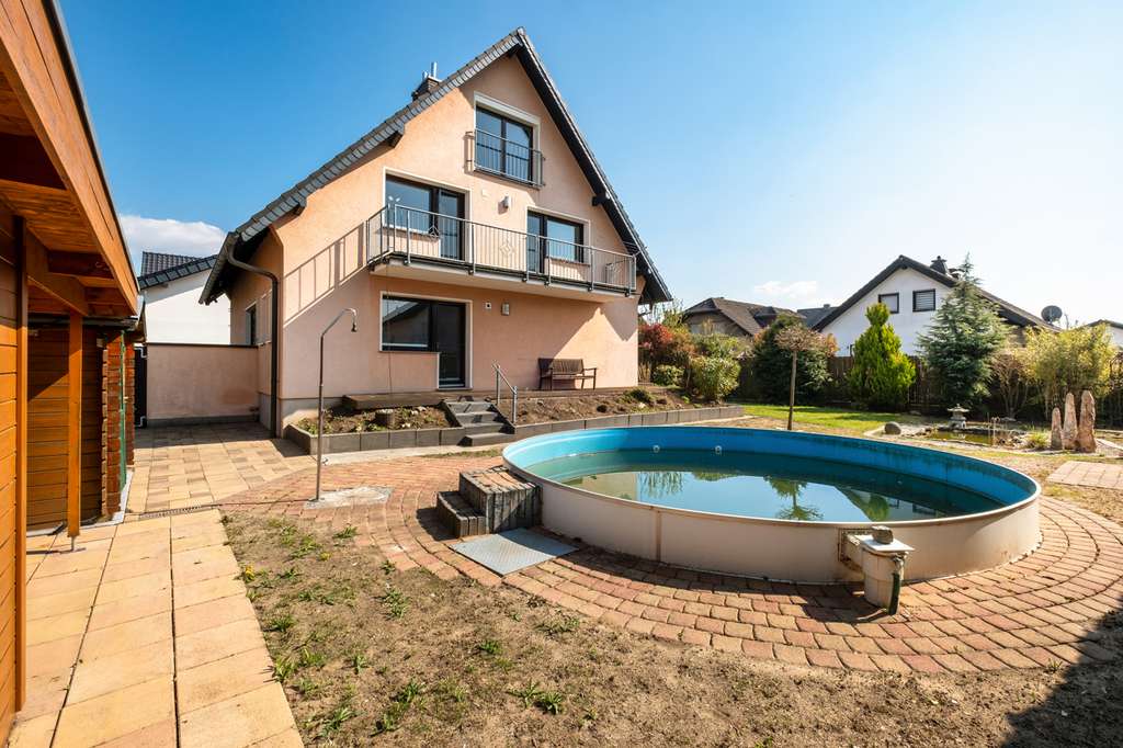 Immobilie in Niederkassel - Wohnen mit Freiraum – charmantes freistehendes Haus mit großem Garten und Pool - Bild 2