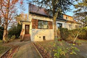 Charmante Doppelhaushälfte mit großem Garten und Potenzial – Wohnen im Altbau mit Wohlfühlcharakter