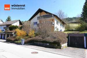 Zweifamilienhaus mit Einliegerwohnung und drei Garagen in Glatten in bester Aussichtslage.