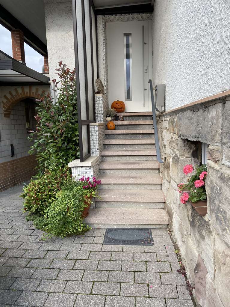 Immobilie in Fuldatal - Charmante Doppelhaushälfte in Fuldatal inkl. angebauten Bungalow, sofort bezugsfrei - Bild 1