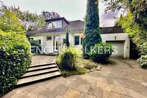 Solides Einfamilienhaus mit großem Grundstück