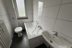 Renovierte 2 Zi.-EG Whng.  Balkon - weißes Wannenbad mit Fenster - Duisburg Rheinhausen – Franz-Schubert-Straße 4, 47226 Rheinhausen-Mitte, Duisburg – Vorschaubild 4