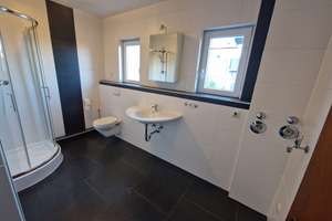 Zentrum nahe Neuwertige (frisch Renovierte) EG-Wohnung mit zwei Zimmer, Bad, Küche (mit EBK), Balkon – Hambergstraße 15, 57074 Siegen, Siegen – Vorschaubild 3