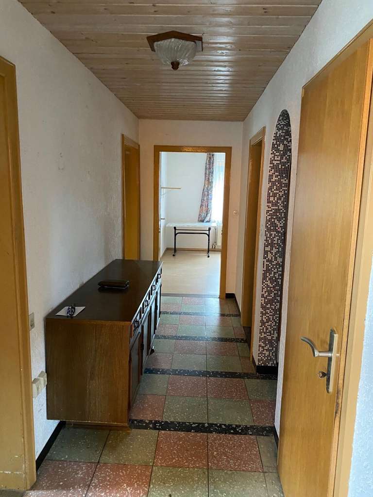 Immobilie in Ihrlerstein - Einfamilienhaus mit Garage und Nebengebäuden in sonniger, ruhiger Siedlungslage in Ihrlerstein - Bild 3