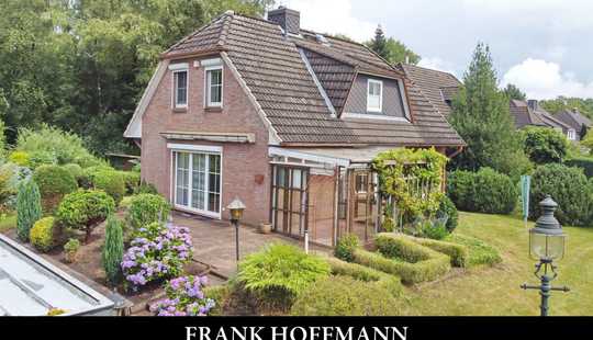 Bild von Einfamilienhaus mit Teich in Hamburg-Sasel