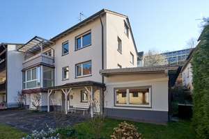 Familienparadies mit Garten! Großzügiges Haus mit Garten, Ausbaupotenzial & Flexibilität – Die vollständige Adresse der Immobilie erhältst du vom Anbieter., 63869 Heigenbrücken – Vorschaubild 1