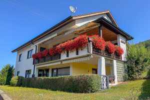 Gepflegtes Mehrgenerationenhaus: 3-Einheiten-Immobilie mit Garten in familienfreundlicher Lage – Main-Tauber-Kreis – Vorschaubild 1