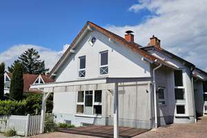 Wohnen und Wohlfühlen: Charmante Doppelhaushälfte in Bestlage von Schwalbach/ Ts – Fuchstanzstraße 1a, 65824 Schwalbach am Taunus – Vorschaubild 1