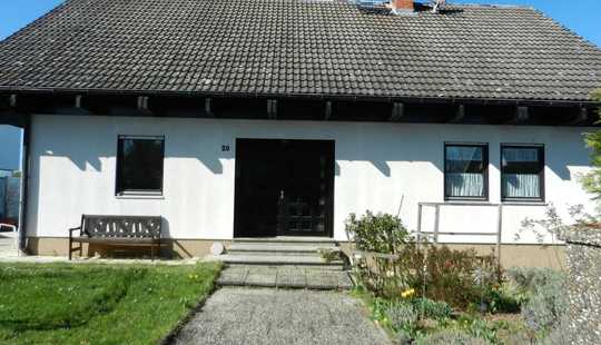 Bild von Großes Einfamilienhaus in bevorzugter Ortsrandlage mit Blick