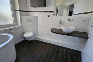 Bezugsfreie Altbauwohnung mit 3 Zimmern, ca. 96 m² Wohnfläche und 2 Balkonen
