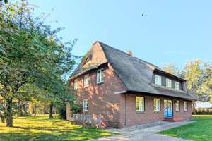 Besondere Kaufgelegenheit: strandnahe EG-Wohnung auf großem Grundstück in Top Lage von Nieblum!