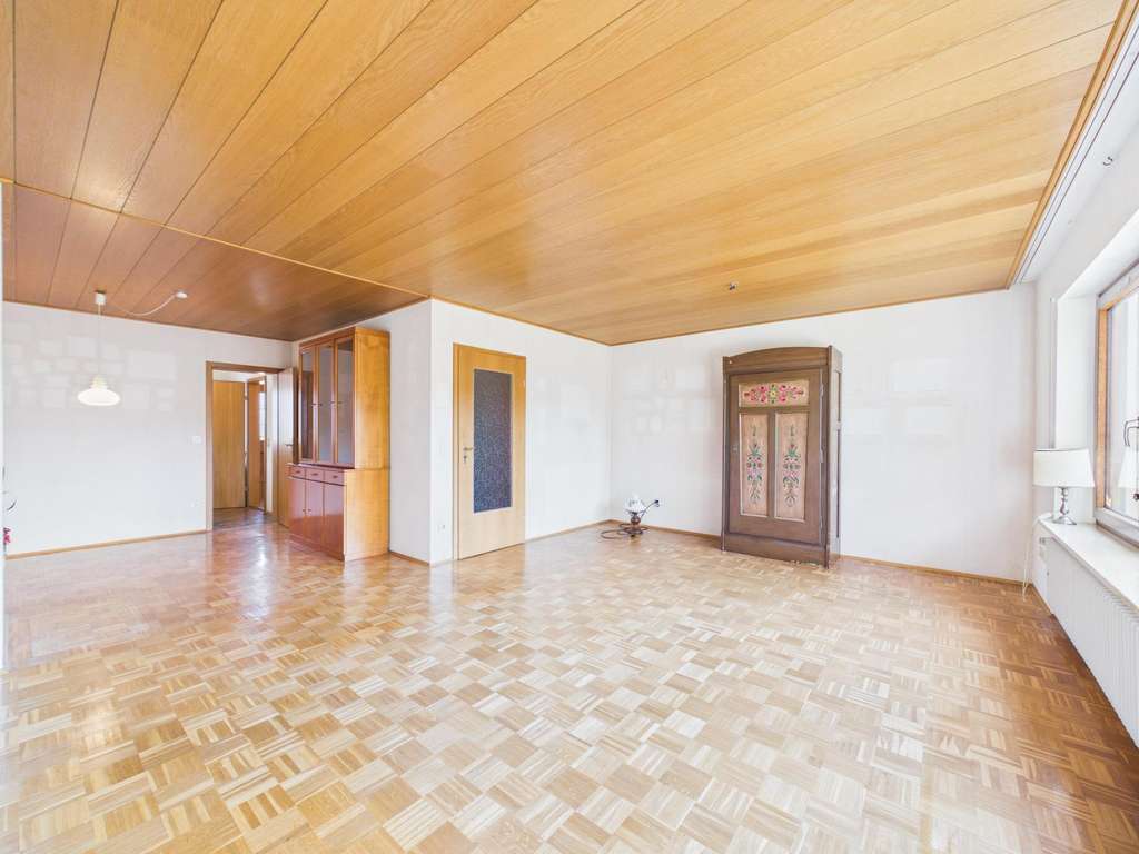 Immobilie in Grafing bei München - Charmantes Reihenendhaus mit großem Platzangebot, Studio im Dachgeschoss & viel Potential - Bild 3