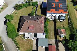 Großzügiges Wohnen auf einer Ebene – Bungalow mit ausgebauten Dachgeschoss – Die vollständige Adresse der Immobilie erhältst du vom Anbieter., 91586 Lichtenau – Vorschaubild 2