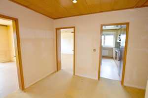 Großer Balkon + Fahrstuhl: Sonnige, großzügige 4-Zimmer-Wohnung mit Stellplatz... – Wolfsburg – Vorschaubild 9