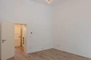 WG-GEEIGNET: 2-Zimmer-Wohnung mit hohen Decken und neuem Tageslichtbad – Grupellostraße 16, 40210 Stadtmitte, Düsseldorf – Vorschaubild 4