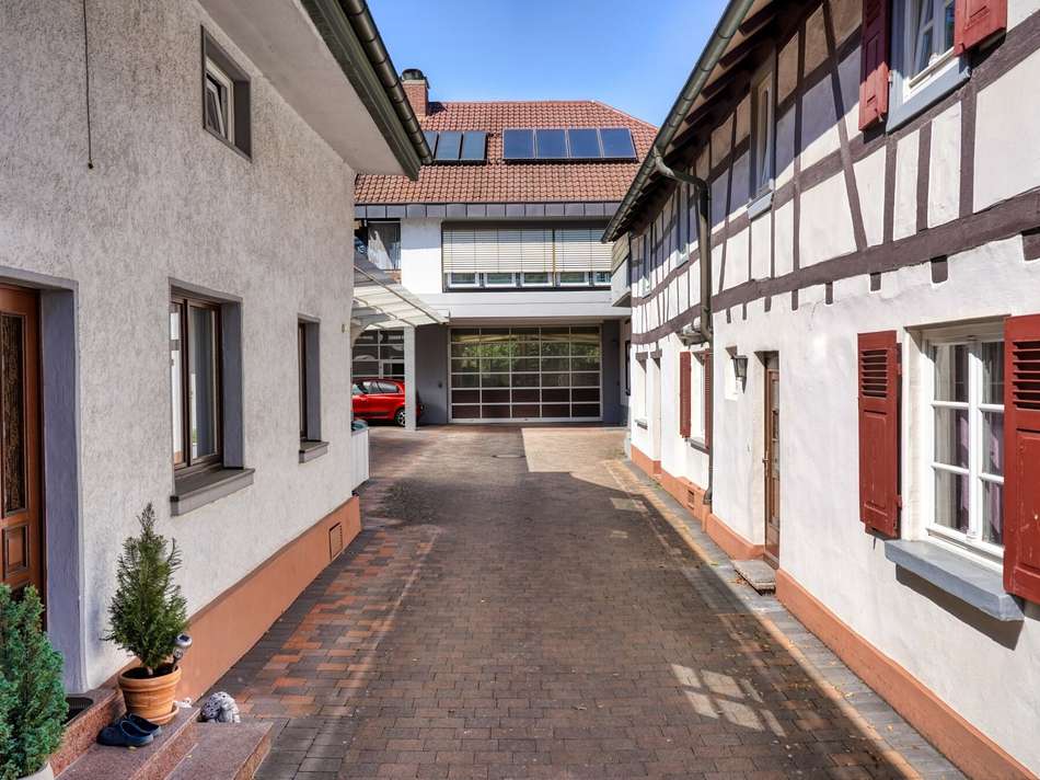 Hof und Hallenzufahrt
