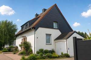 Ein besonderes Zuhause in Höhenlage – mit Panoramablick, Wellnessbereich und Gartenidylle