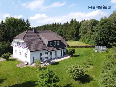 Gepflegtes Zweifamilienhaus mit großem Grundstück, Doppelgarage und flexiblen Nutzungsmöglichkeiten