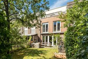 Modernes Reihenmittelhaus mit zwei TG-Stellplätzen in Neuehrenfeld