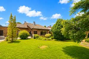 • Exklusiver BUNGALOW mit giebelhohen Decken, Kamin & wohnlichem Souterrain in gehobener Lage...
