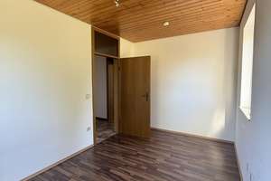Großzügige 5-Zimmer-Splitlevel-Wohnung mit 153 m², Balkon, Garten und Kaminofen – Kirchweg 8, 75323 Bad Wildbad – Vorschaubild 23