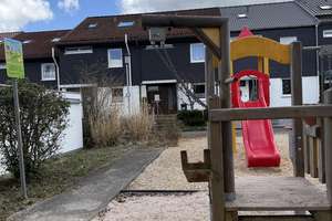 Ein Zuhause für die Familie! Reihenmittelhaus mit Garten & Spielplatz vor der Türe! – Die vollständige Adresse der Immobilie erhältst du vom Anbieter., 73447 Oberkochen – Vorschaubild 1
