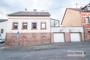 POTENZIAL - Einfamilienhaus mit zwei Garagen, einer Dachterrasse und kleinem Garten in Schiffweiler! – Die vollständige Adresse der Immobilie erhältst du vom Anbieter., 66578 Schiffweiler – Vorschaubild 1