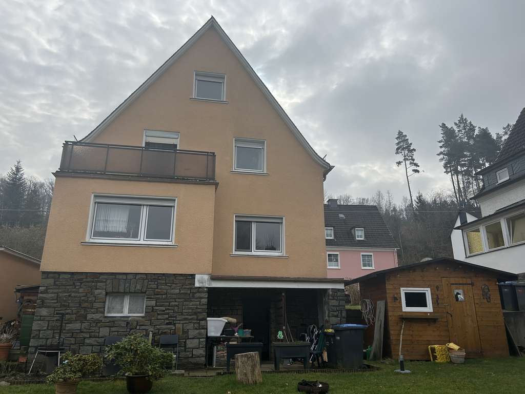 Süßes Häuschen in super Lage, mit wunderschönem Grunds (  RESERVIERT )